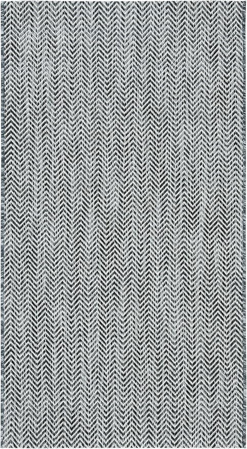 SAFAVIEH Outdoor Accent Rug 4'x5'7" - Image 2