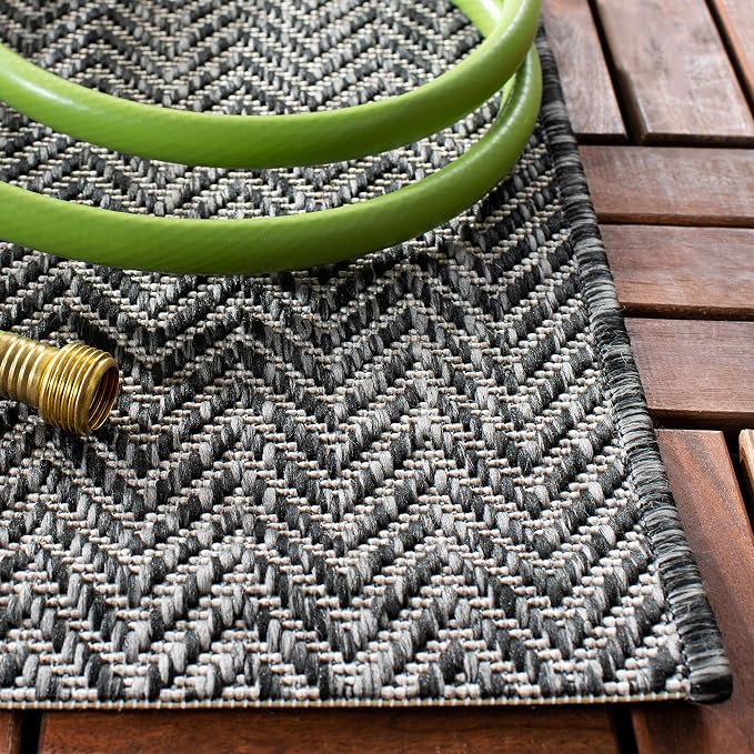 SAFAVIEH Outdoor Runner Rug 2'3"x8' - Image 5