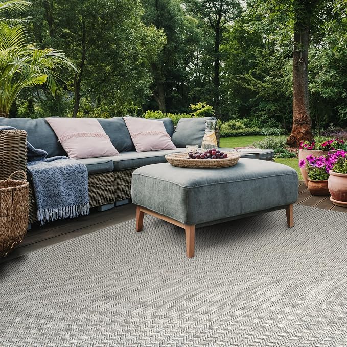SAFAVIEH Outdoor Area Rug 8x10 - Image 4